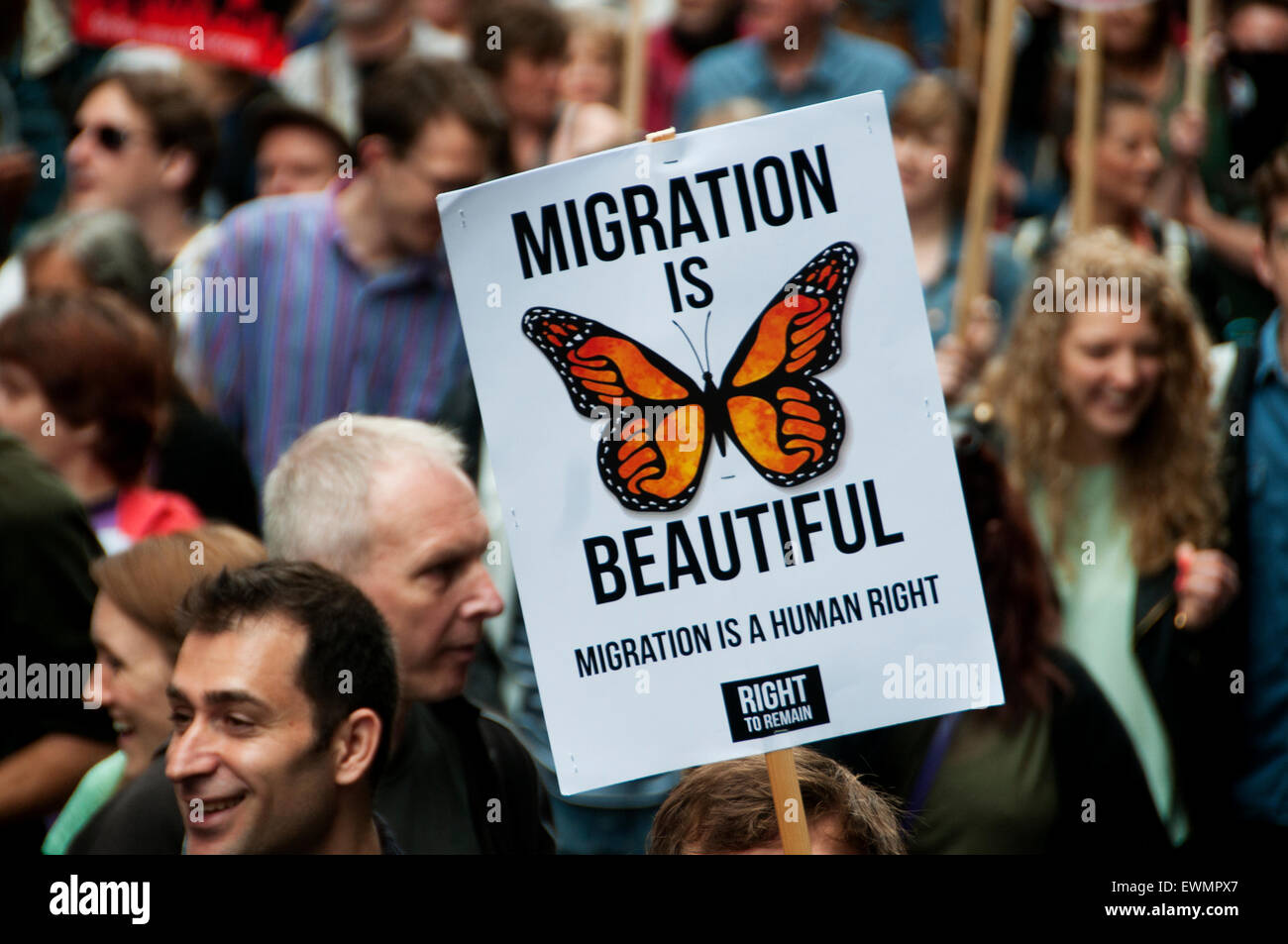 März gegen den Sparkurs, London 20. Juni 2015. Ein Demonstrant hält ein Plakat "Migration ist schön" sagen. Stockfoto