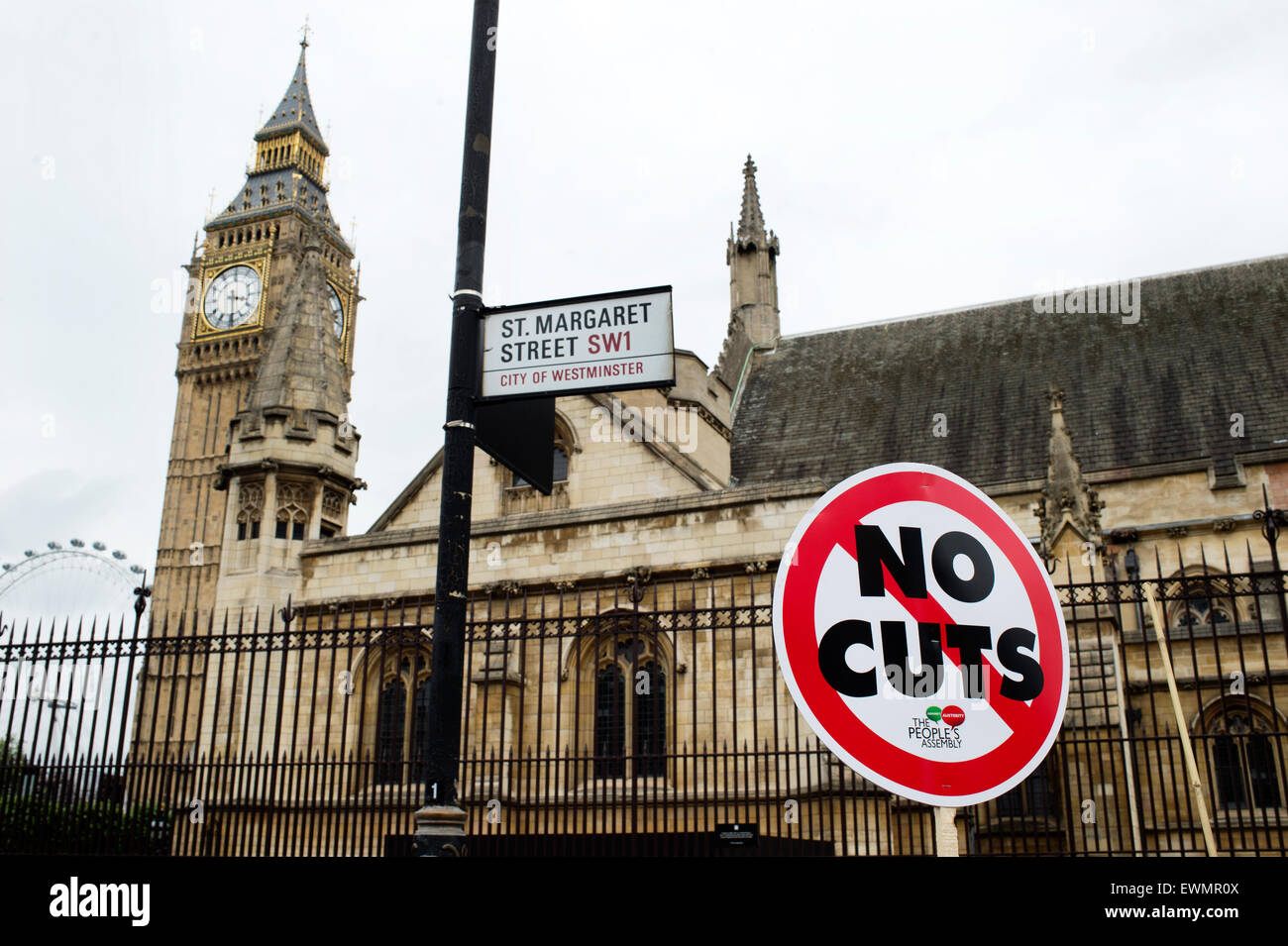 Demonstration gegen Sparmaßnahmen, befindet sich ein Schild mit der Aufschrift "Keine Kürzungen" vor Big Ben und den Houses of Parliament. Stockfoto