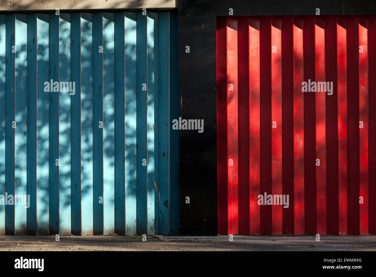 rot und blau, farbige Garagentore, Stockfoto