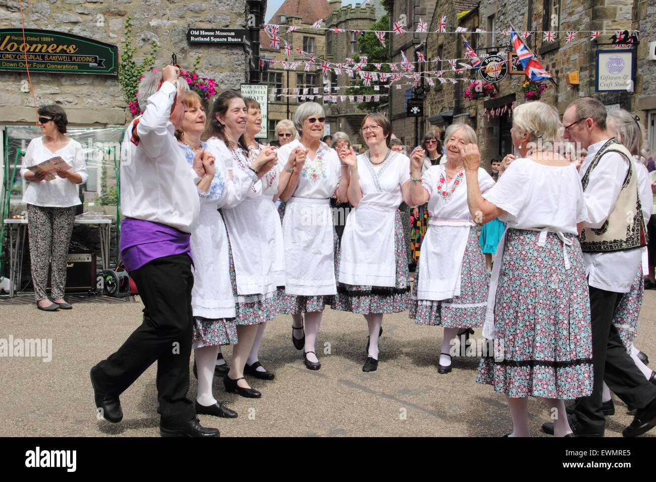 Horo Sheffield führen Balkan Tänze in Bakewell International Day of Dance, Peak District, Derbyshire UK Stockfoto