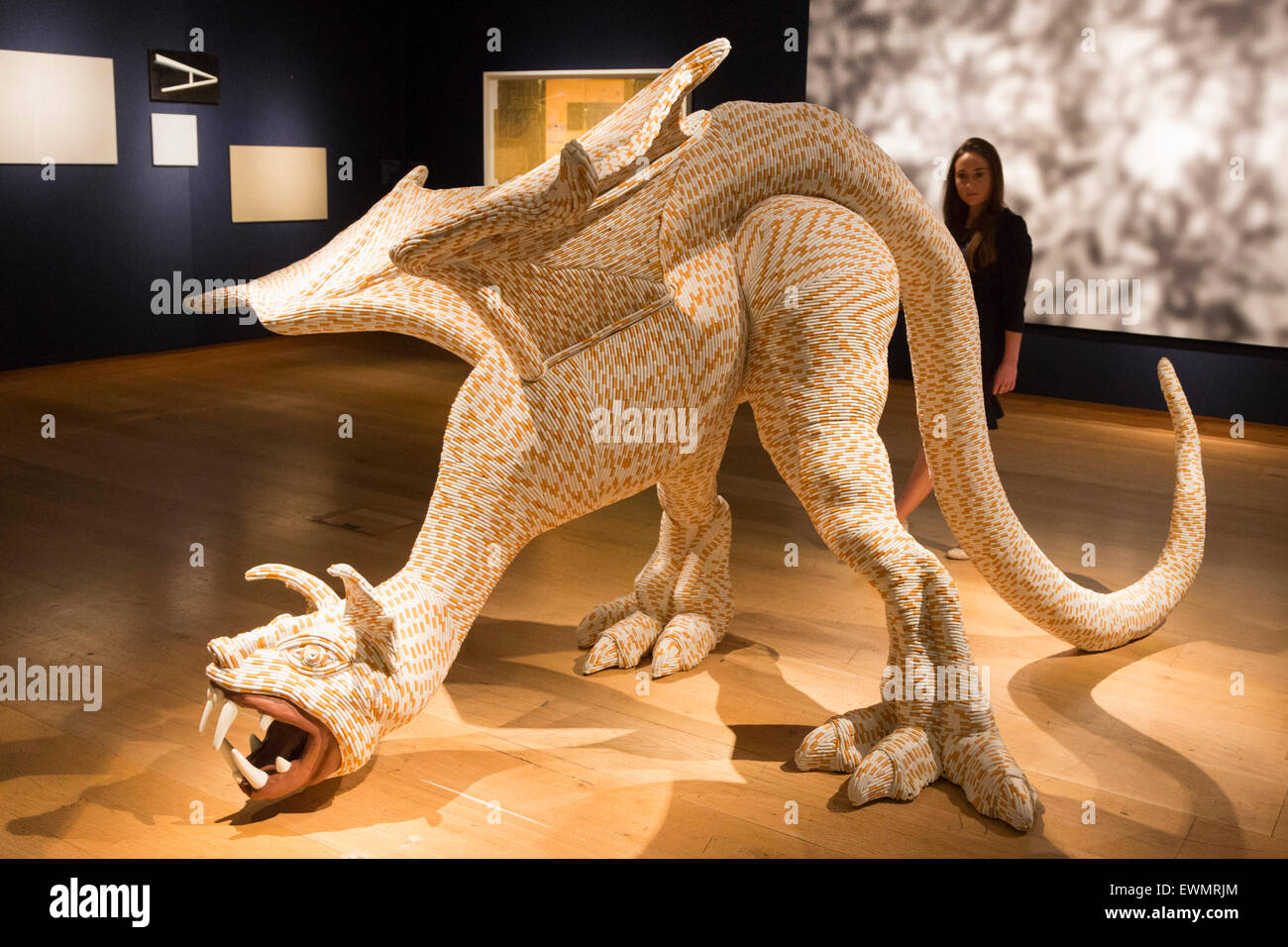 London, UK. 29. Juni 2015. Drag-on, Drachen Skulptur von Sarah Lucas, schätzen GBP 350.000-450 000. Christie's London vereint eine internationale Besetzung von 174 Künstler von Francis Bacon, Sigmar Polke und Maurizio Cattelan, Schlagzeile der Nachkriegszeit und zeitgenössische Kunst Auktionswoche (Abendauktion am 30. Juni Tag Auktion 1. Juli 2015). Stockfoto