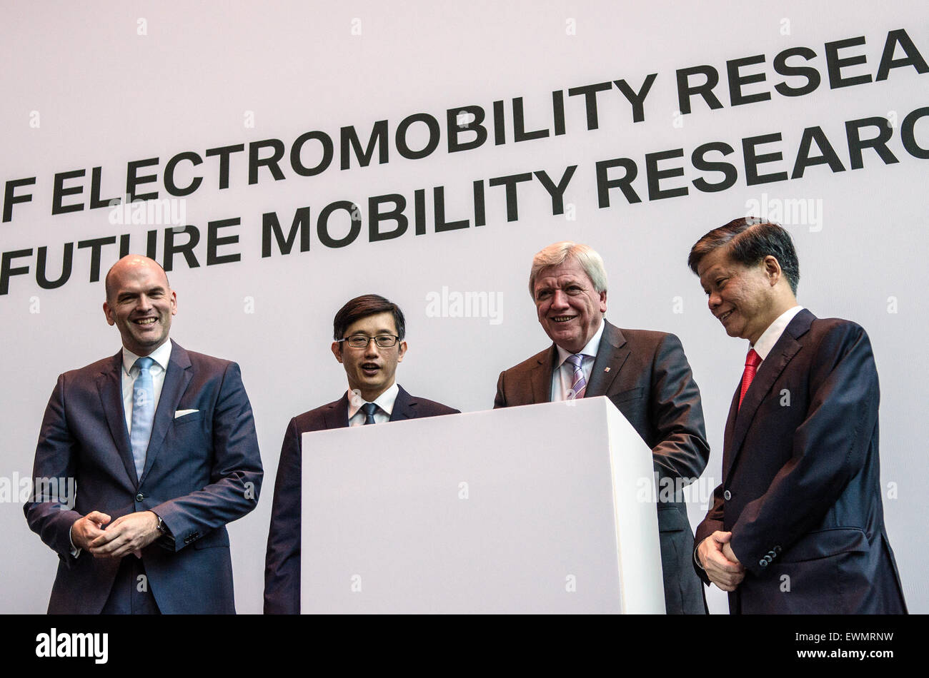 Managing Director der BMW Group Asia, Axel Pannes (L-R), Staatsminister im Singapur? s Ministerium für Handel und Industrie Teo Ser Glück, deutschen Bundeslandes Hessen und Präsident des Deutschen Bundesrates, Volker Bouffier und Professor Lam Khin Yong, NTU? s Chief Of Staff und Vizepräsident (Forschung) stehen neben einander bei der Einführung eines neuen Forschungsprogramms Elektromobilität , ein Joint Venture zwischen BMW Group und der Nanyang Technological University (NTU Singapur) unter Einbeziehung der vollelektrischen BMW i3 und Plug-in Hybrid-Sportwagen BMW i8, die auf Strom und Benzin in Singapur, 29 Ju läuft Stockfoto