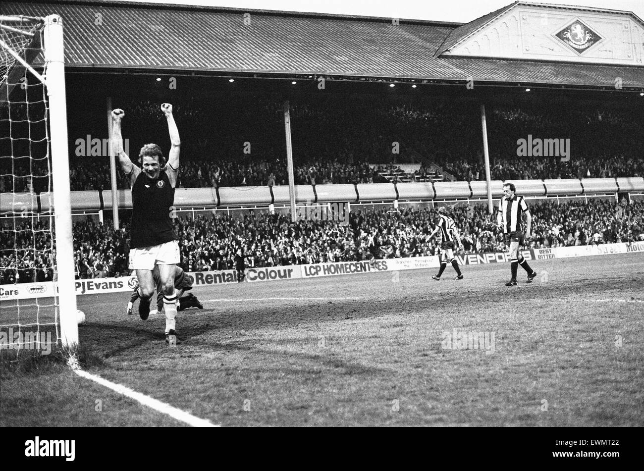 Aston Villa Andy Gray feiert nach seinem Tor eines seiner drei Tore gegen West Bromwich Albion im Lokalderby Spiel im Villa Park 23. Mai 1977 Stockfoto