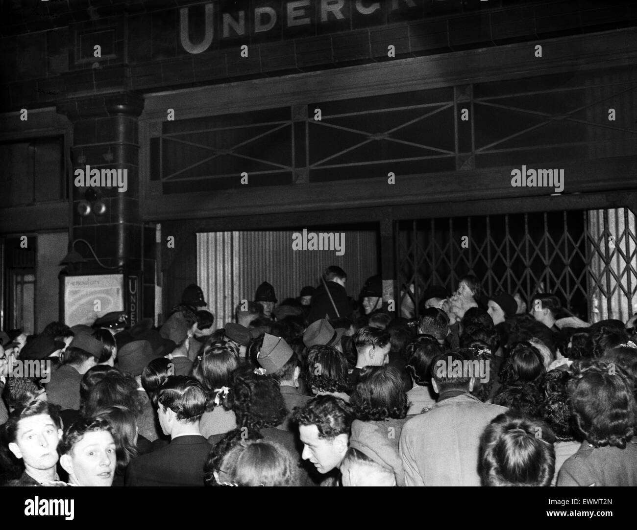 VE Day Feierlichkeiten in London am Ende des zweiten Weltkriegs.  Riesige Menschenmengen versammelten sich vor einer u-Bahnstation während der Feierlichkeiten.  8. Mai 1945. Stockfoto