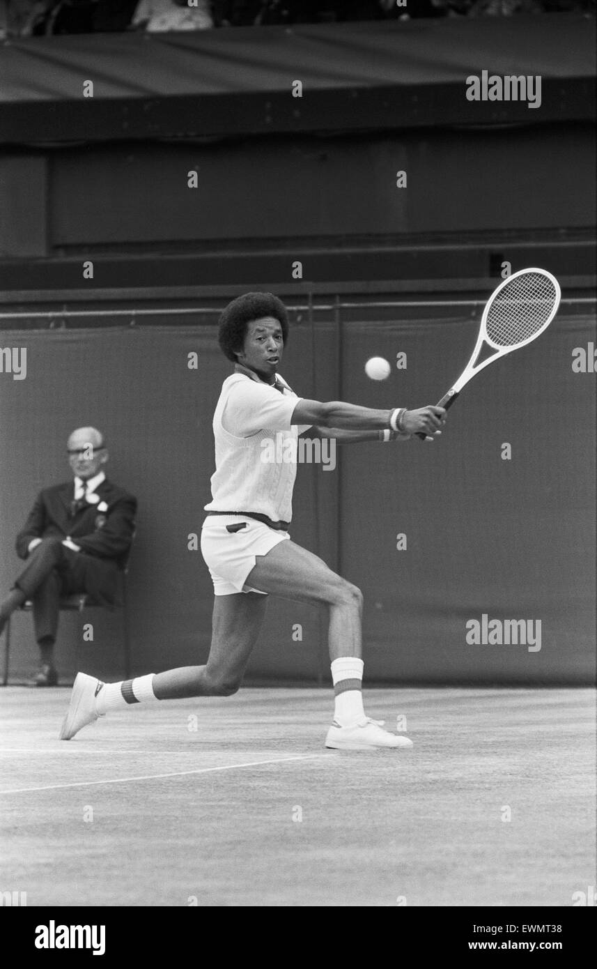 Arthur Robert Ashe, Jr. (10. Juli 1943 - 6. Februar 1993) war eine amerikanische Welt Nr. 1 Tennisspielerin Ashe, ein Afroamerikaner war der erste schwarze Spieler ausgewählt, um die Vereinigten Staaten Davis-Cup-Team und der einzige schwarze Mann jemals um die Sünde zu gewinnen Stockfoto