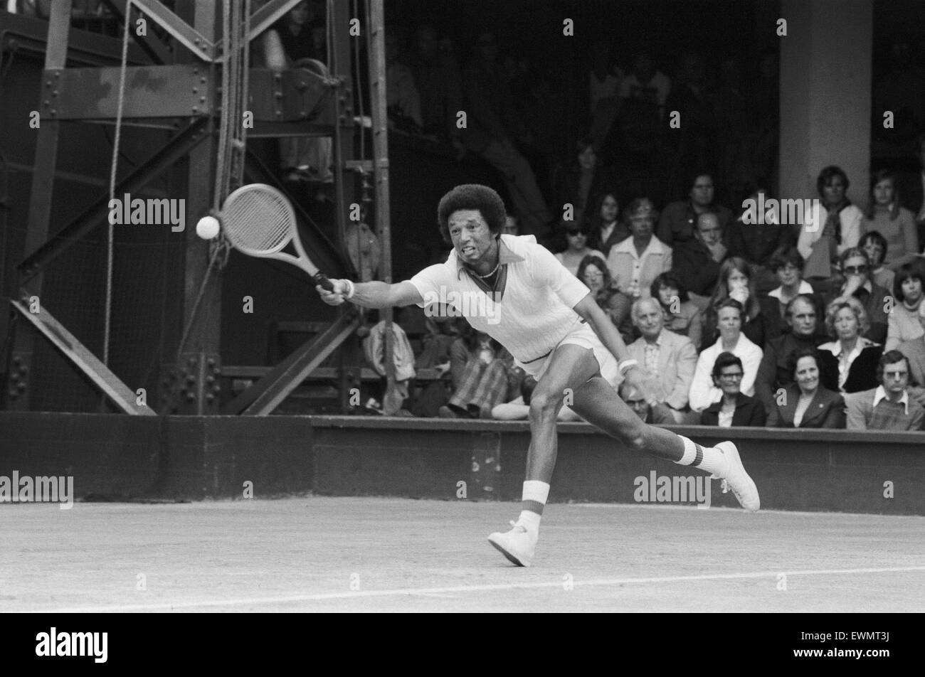 Arthur Robert Ashe, Jr. (10. Juli 1943 - 6. Februar 1993) war eine amerikanische Welt Nr. 1 Tennisspielerin Ashe, ein Afroamerikaner war der erste schwarze Spieler ausgewählt, um die Vereinigten Staaten Davis-Cup-Team und der einzige schwarze Mann jemals um die Sünde zu gewinnen Stockfoto