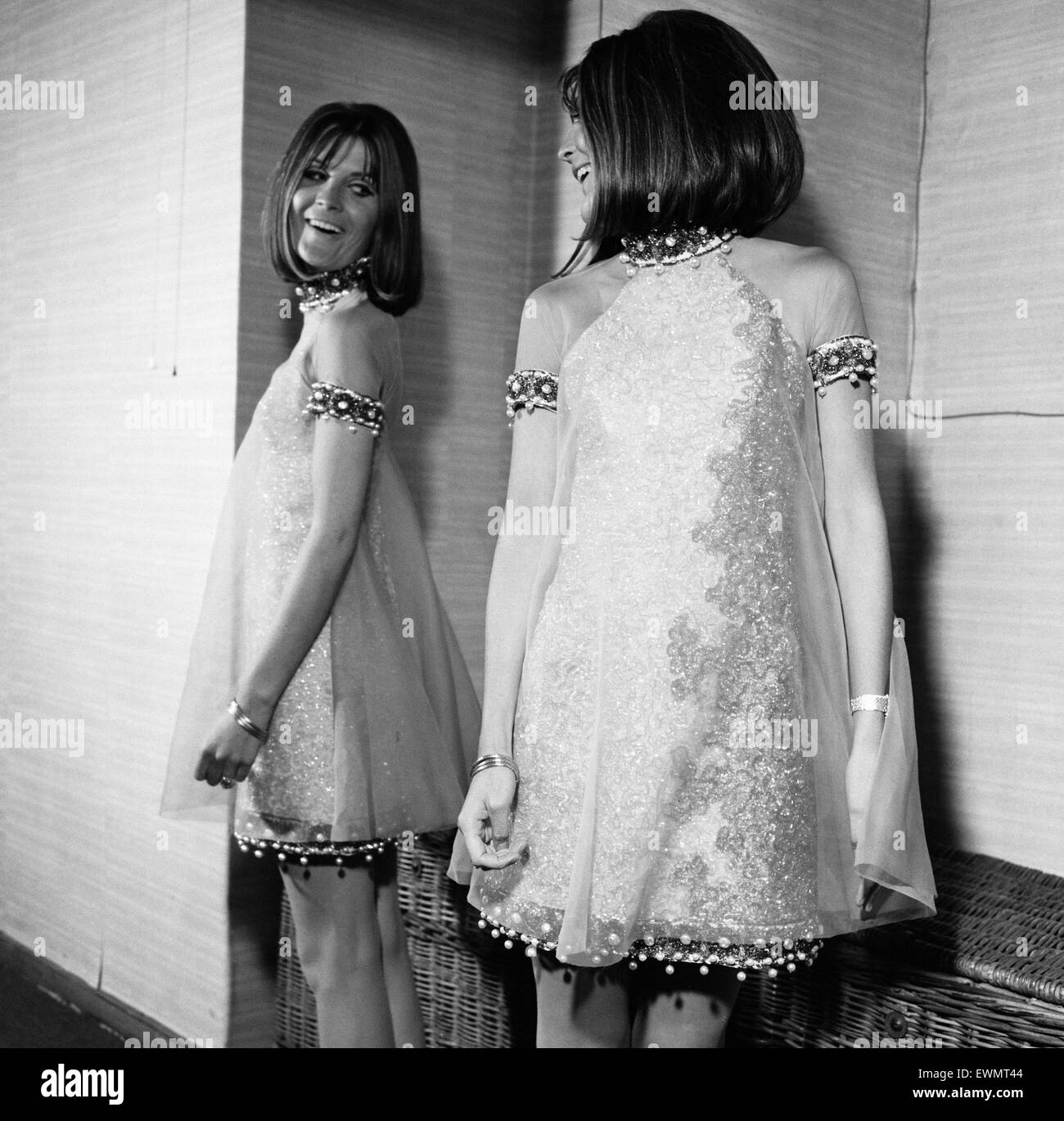 Sandie Shaw, verlässt für Wien Morgen, beim Eurovision Song Contest, am Samstag, den Wettbewerb und das ist das Kleid tragen sie, wenn sie Beitritt Großbritanniens "Marionette auf einem Strng" singt.  Das rosa Kleid besteht aus einem Perlen Unterkleid und einem chiffon overdres Stockfoto