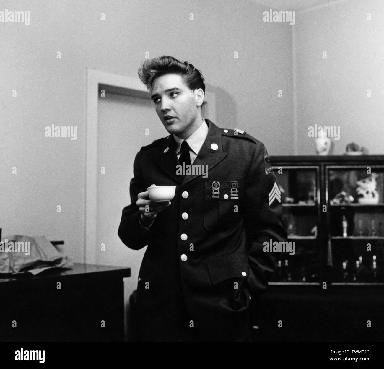 US-amerikanischer Rock'n'Roll-Sänger und Musiker Elvis Presley abgebildet tragen Armee-Uniform vor der Teilnahme an einer Pressekonferenz in Deutschland. März 1960. Stockfoto