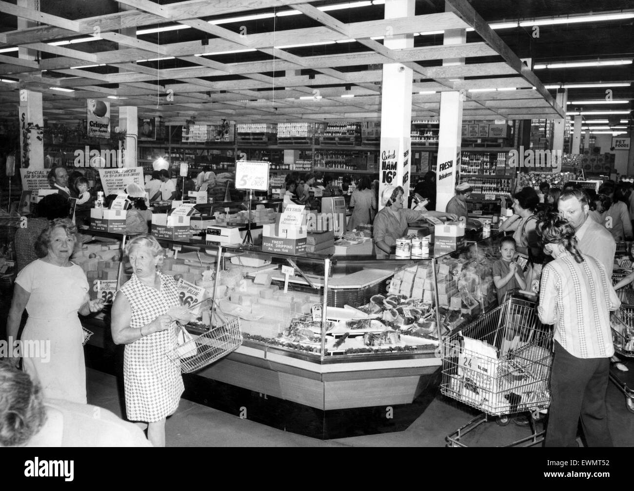 Shopper in Bedworth Hypermarkt. Ca. 1972. Stockfoto