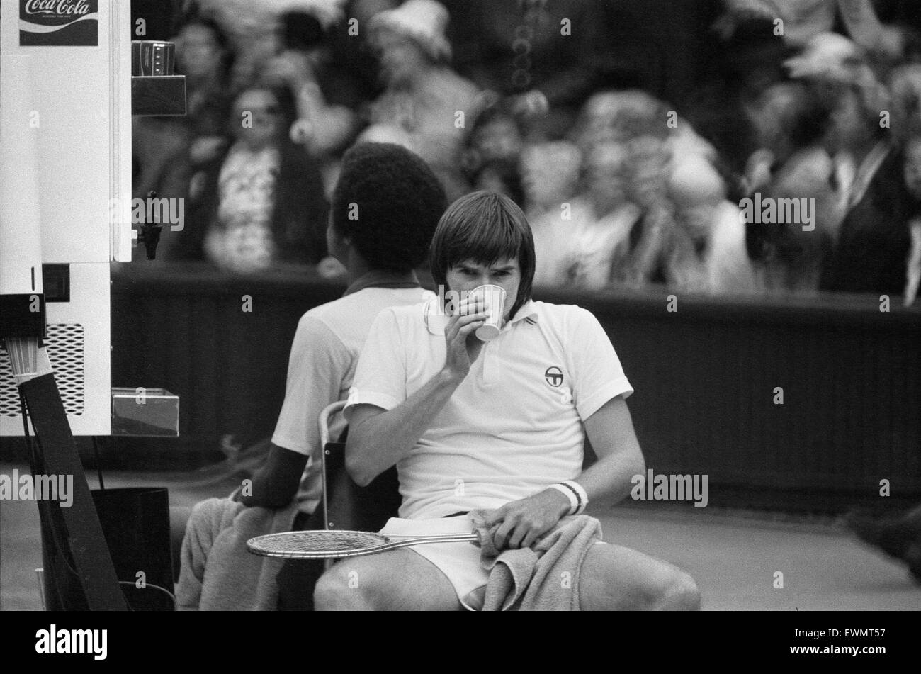 Arthur Robert Ashe, Jr. (10. Juli 1943 - 6. Februar 1993) war eine amerikanische Welt Nr. 1 Tennisspielerin Ashe, ein Afroamerikaner war der erste schwarze Spieler ausgewählt, um die Vereinigten Staaten Davis-Cup-Team und der einzige schwarze Mann jemals um die Sünde zu gewinnen Stockfoto