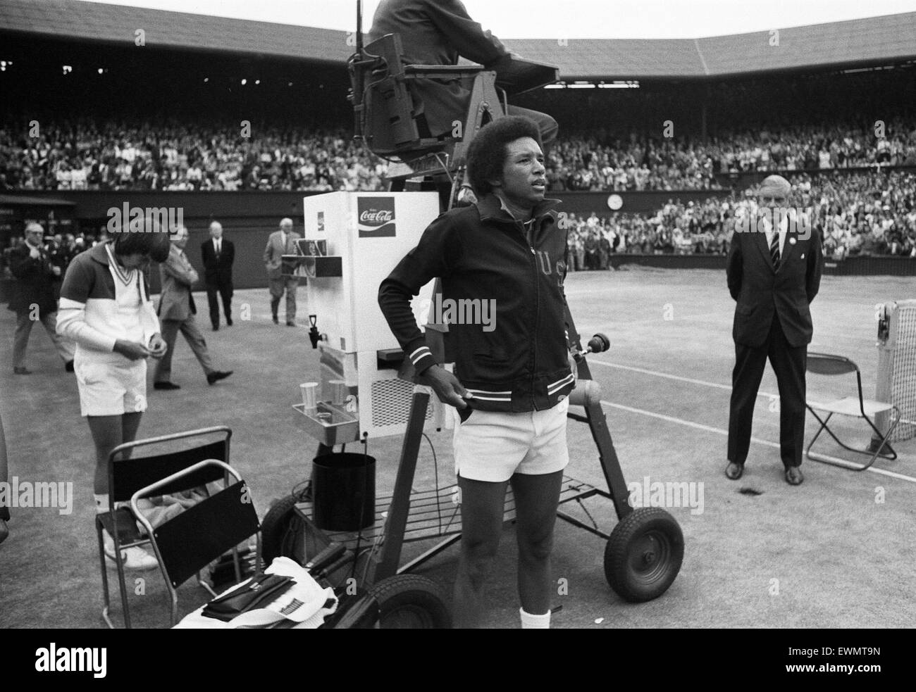 Arthur Robert Ashe, Jr. (10. Juli 1943 - 6. Februar 1993) war eine amerikanische Welt Nr. 1 Tennisspielerin Ashe, ein Afroamerikaner war der erste schwarze Spieler ausgewählt, um die Vereinigten Staaten Davis-Cup-Team und der einzige schwarze Mann jemals um die Sünde zu gewinnen Stockfoto