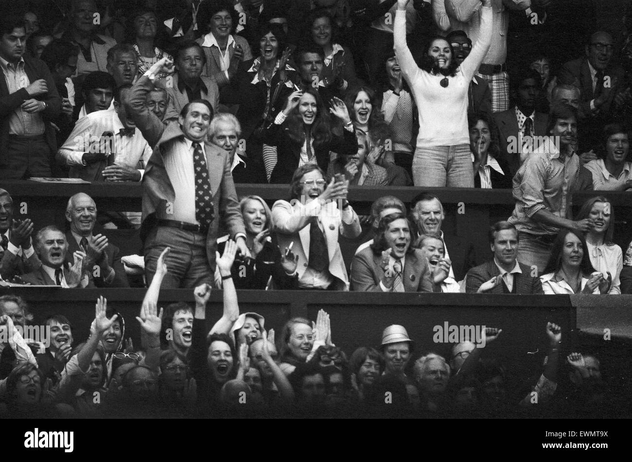 Arthur Robert Ashe, Jr. (10. Juli 1943 - 6. Februar 1993) war eine amerikanische Welt Nr. 1 Tennisspielerin Ashe, ein Afroamerikaner war der erste schwarze Spieler ausgewählt, um die Vereinigten Staaten Davis-Cup-Team und der einzige schwarze Mann jemals um die Sünde zu gewinnen Stockfoto