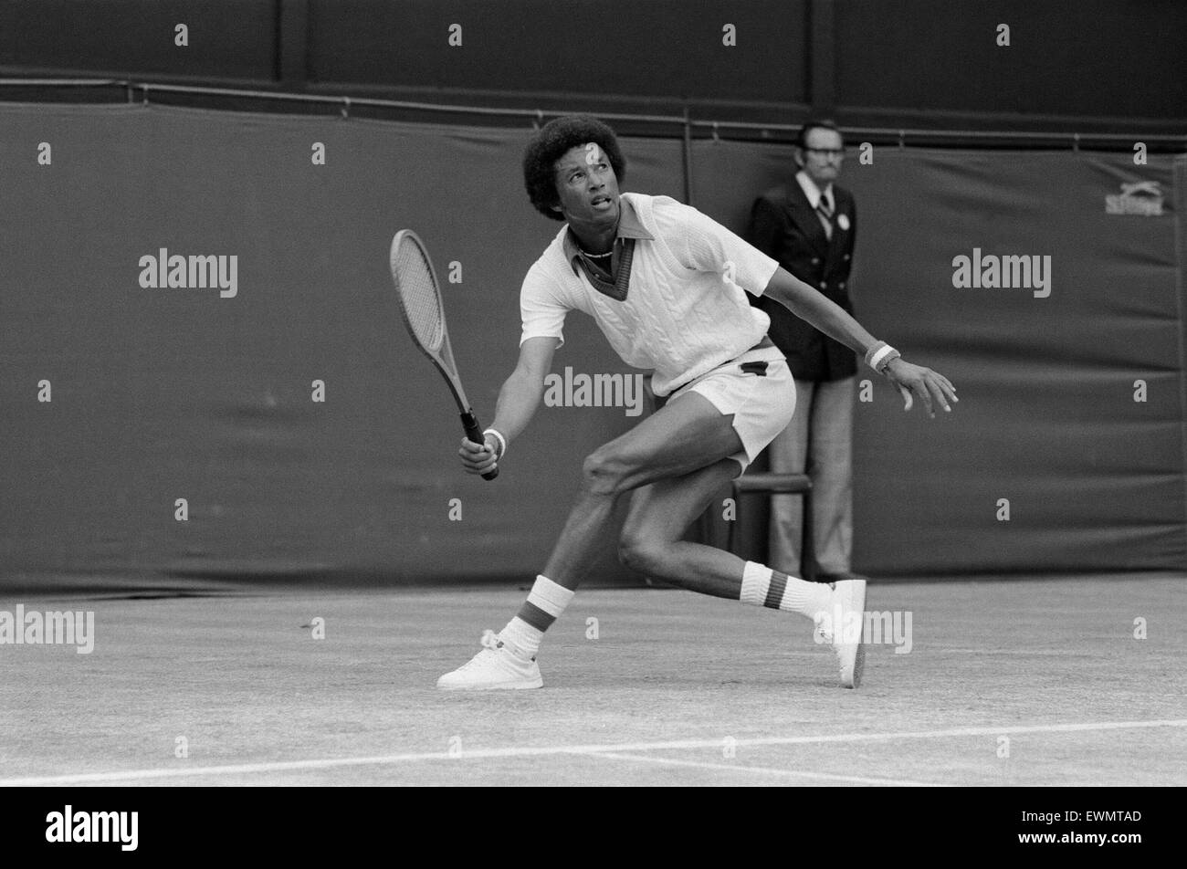 Arthur Robert Ashe, Jr. (10. Juli 1943 - 6. Februar 1993) war eine amerikanische Welt Nr. 1 Tennisspielerin Ashe, ein Afroamerikaner war der erste schwarze Spieler ausgewählt, um die Vereinigten Staaten Davis-Cup-Team und der einzige schwarze Mann jemals um die Sünde zu gewinnen Stockfoto
