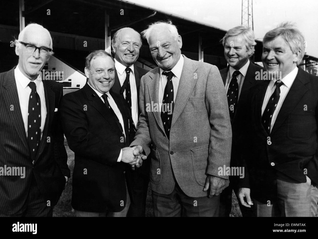 Ehemalige Coventry und England Prop-Forward Harry Walker ist nach der Installation als Präsident der Warwickshire RFU, Trevor Watton Erfolg gratuliert. Juni 1986. Stockfoto