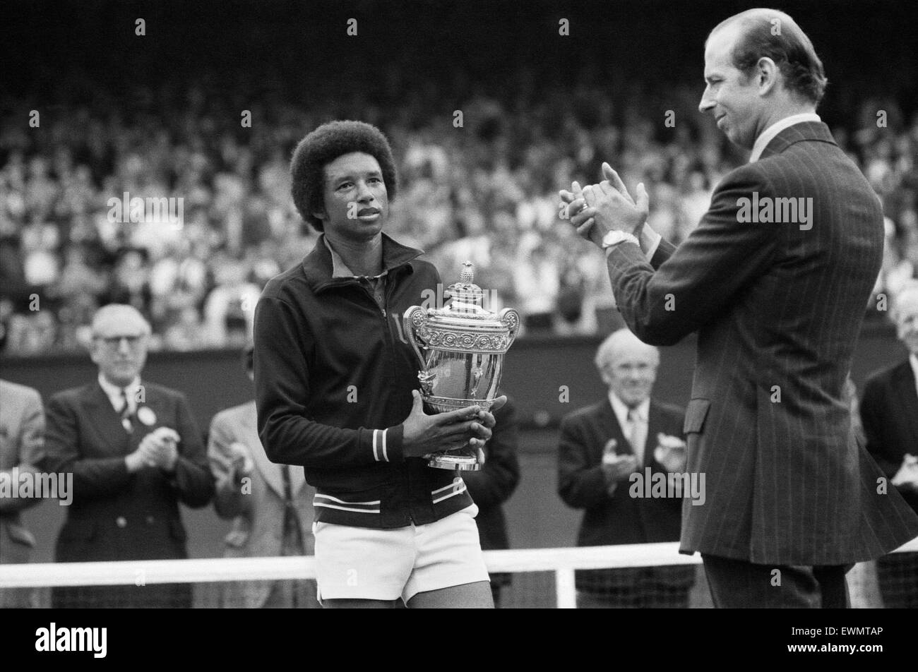 Arthur Robert Ashe, Jr. (10. Juli 1943 - 6. Februar 1993) war eine amerikanische Welt Nr. 1 Tennisspielerin Ashe, ein Afroamerikaner war der erste schwarze Spieler ausgewählt, um die Vereinigten Staaten Davis-Cup-Team und der einzige schwarze Mann jemals um die Sünde zu gewinnen Stockfoto