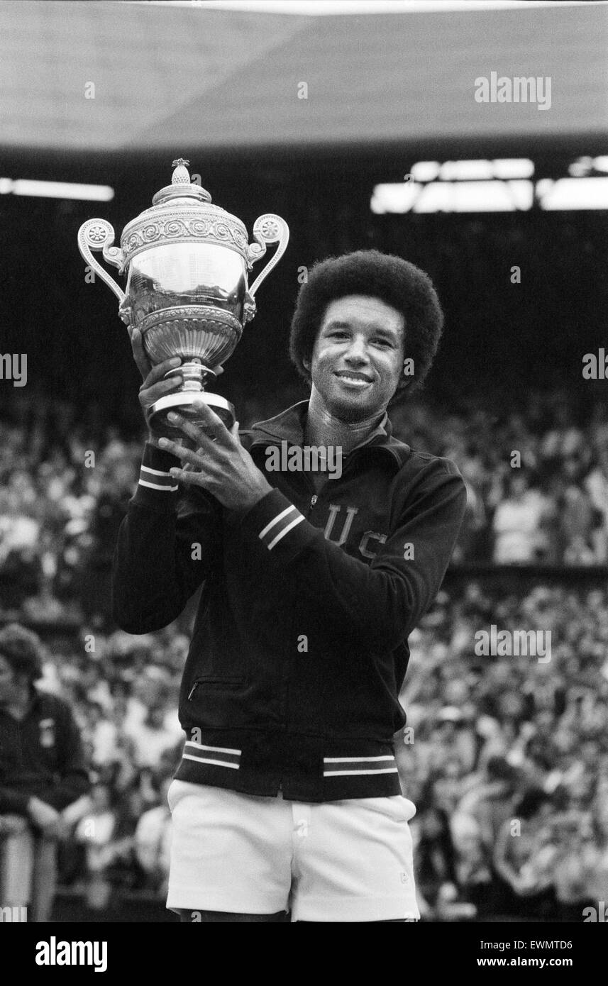 Arthur Robert Ashe, Jr. (10. Juli 1943 - 6. Februar 1993) war eine amerikanische Welt Nr. 1 Tennisspielerin Ashe, ein Afroamerikaner war der erste schwarze Spieler ausgewählt, um die Vereinigten Staaten Davis-Cup-Team und der einzige schwarze Mann jemals um die Sünde zu gewinnen Stockfoto