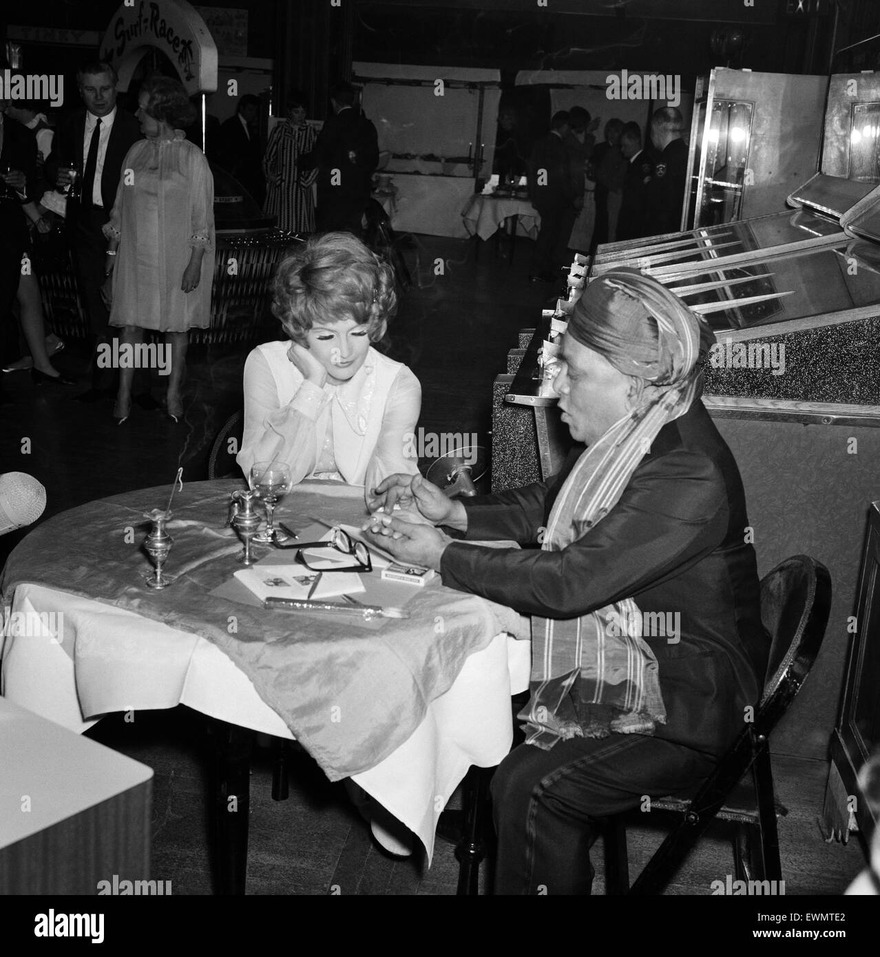 Sandie Shaw an ihrem 21. Geburtstag statt bei Madame Tussauds. 26. Februar 1968. Stockfoto