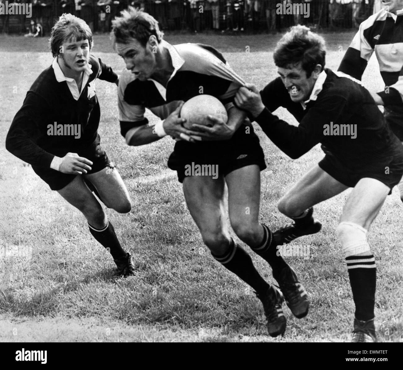 Keith Poole, Newport RFC, versucht, den Griff der rivalisierenden Flanker Wilson Lauder brechen von Neath an den Troll. September 1977. Stockfoto