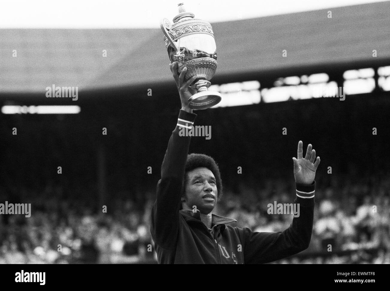 Arthur Robert Ashe, Jr. (10. Juli 1943 - 6. Februar 1993) war eine amerikanische Welt Nr. 1 Tennisspielerin Ashe, ein Afroamerikaner war der erste schwarze Spieler ausgewählt, um die Vereinigten Staaten Davis-Cup-Team und der einzige schwarze Mann jemals um die Sünde zu gewinnen Stockfoto