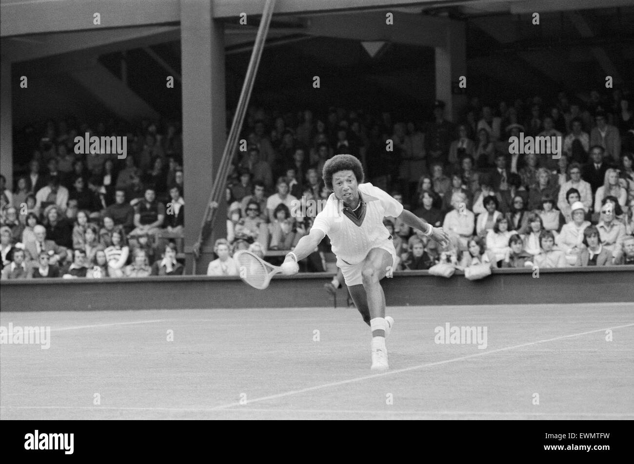 Arthur Robert Ashe, Jr. (10. Juli 1943 - 6. Februar 1993) war eine amerikanische Welt Nr. 1 Tennisspielerin Ashe, ein Afroamerikaner war der erste schwarze Spieler ausgewählt, um die Vereinigten Staaten Davis-Cup-Team und der einzige schwarze Mann jemals um die Sünde zu gewinnen Stockfoto