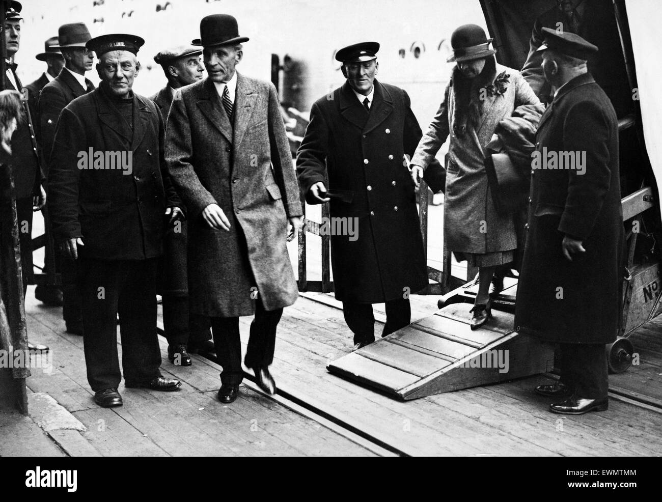 US-amerikanischer Geschäftsmann Henry Ford, der Gründer der Ford Motor Company, kommt an Southampton, England nach seiner Überfahrt von New York an Bord der White Star Liner Majestic. Abstieg auf der rechten Seite des Bildes ist seine Frau Clara Bryant Ford.  6. April-192 Stockfoto
