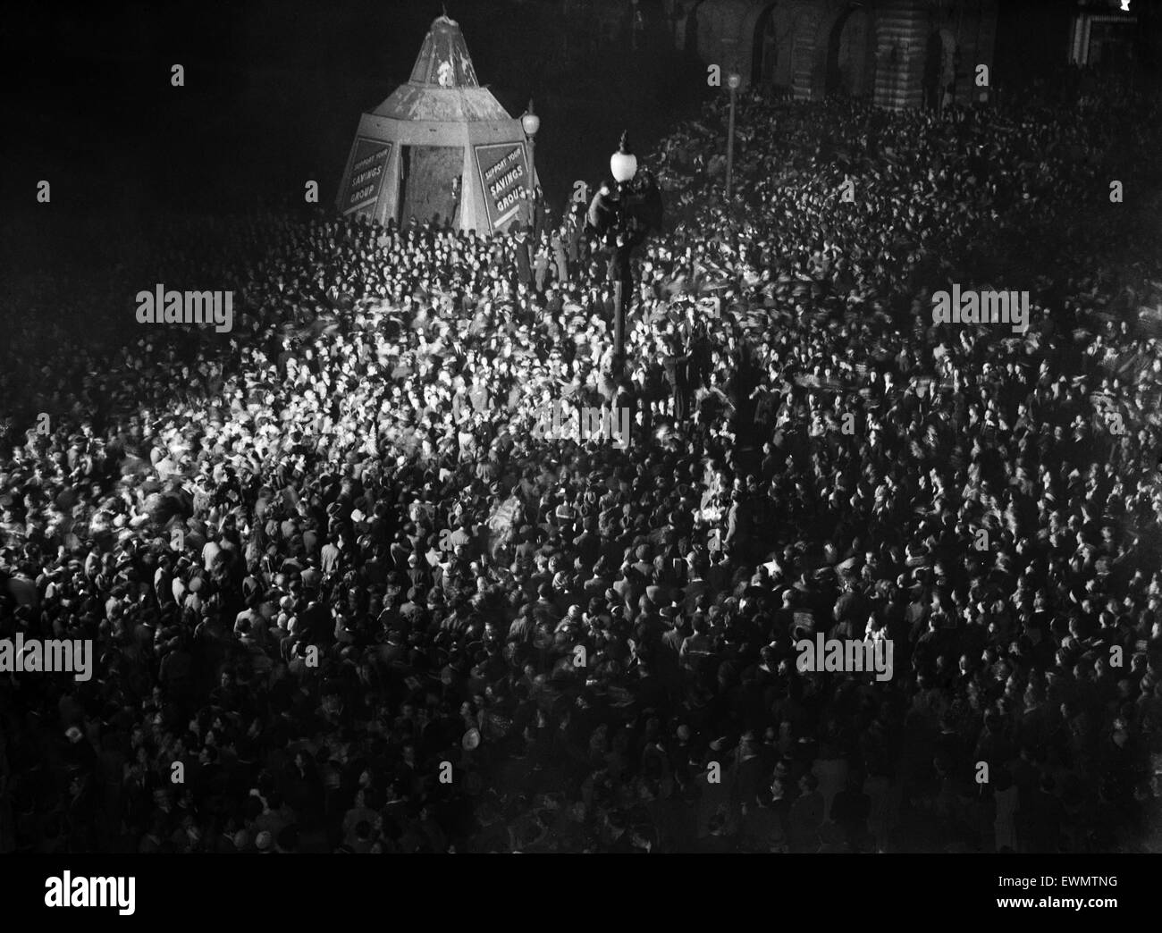 VE Day Feierlichkeiten in London am Ende des zweiten Weltkriegs.  Riesige Menschenmengen versammelten sich um Piccadilly Circus während der Feierlichkeiten.  8. Mai 1945. Stockfoto