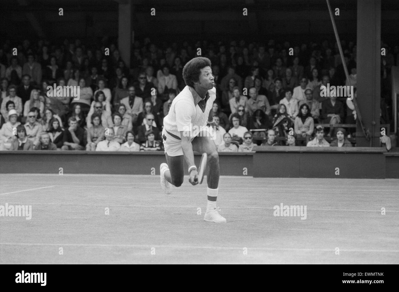 Arthur Robert Ashe, Jr. (10. Juli 1943 - 6. Februar 1993) war eine amerikanische Welt Nr. 1 Tennisspielerin Ashe, ein Afroamerikaner war der erste schwarze Spieler ausgewählt, um die Vereinigten Staaten Davis-Cup-Team und der einzige schwarze Mann jemals um die Sünde zu gewinnen Stockfoto