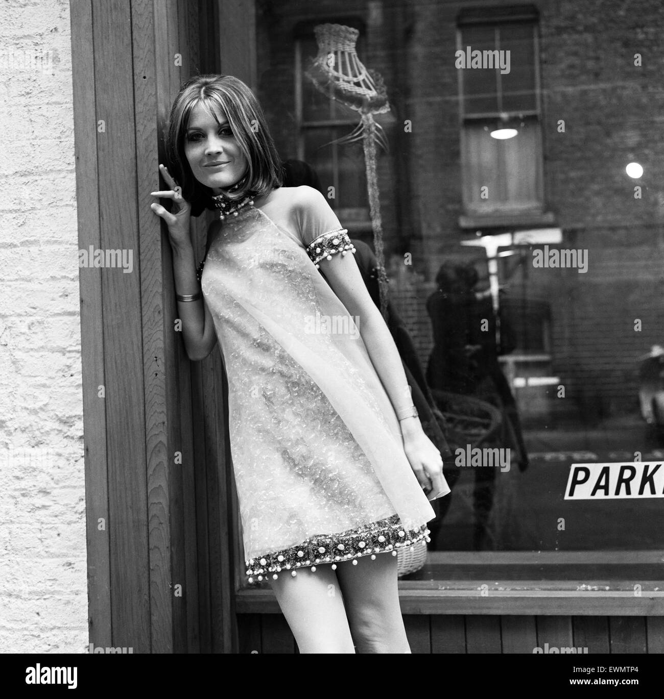 Sandie Shaw, verlässt für Wien Morgen, beim Eurovision Song Contest, am Samstag, den Wettbewerb und das ist das Kleid tragen sie, wenn sie Beitritt Großbritanniens "Marionette auf einem Strng" singt.  Das rosa Kleid besteht aus einem Perlen Unterkleid und einem chiffon overdres Stockfoto