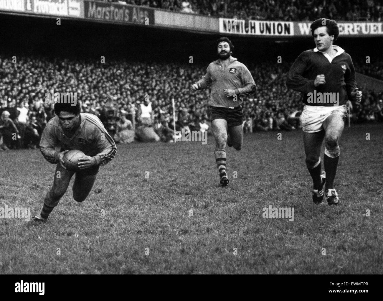 Australien 28-9 Wales, australische 1984 Rugby-union-Tour von Großbritannien und Irland, passen 12, Cardiff Arms Park, Cardiff, 24. November 1984. Mark Ella Partituren versuchen Sie zuletzt für Australien. Stockfoto