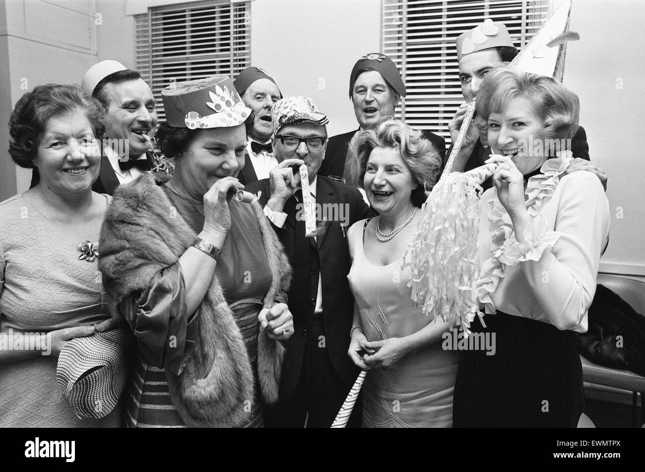 Nachtschwärmer besuchen ein New Years Eve Ball in West Bromwich. 31. Dezember 1970 Stockfoto
