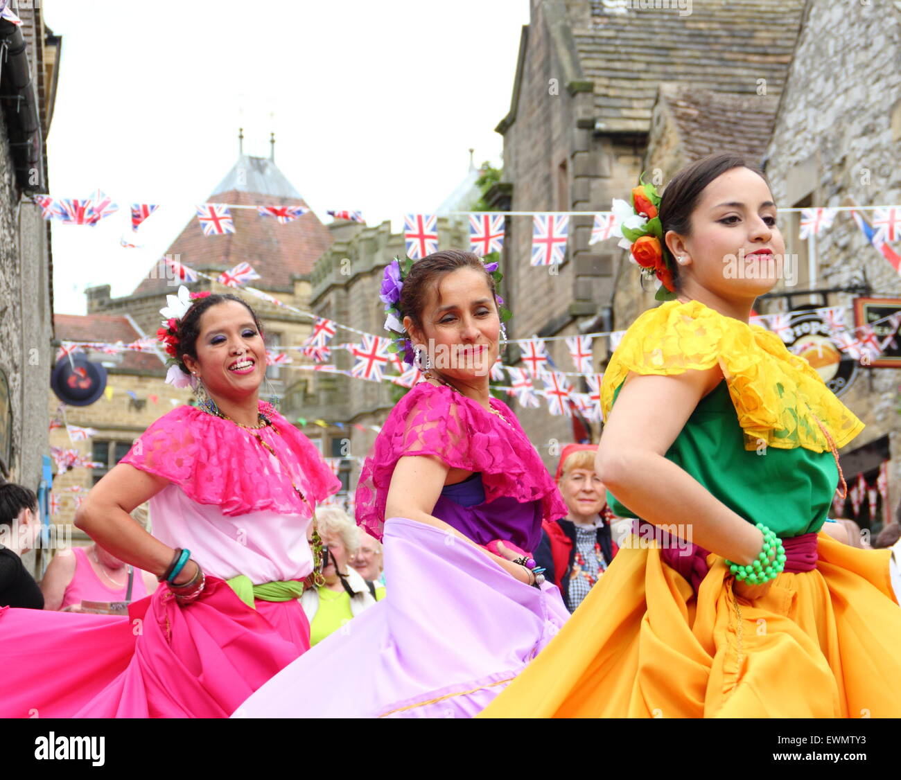 Mitglieder der Lateinamerikanischen Tanzgruppe, Sohn de America ausführen am Bakewell Internationaler Tag des Tanzes, Bakewell, England Großbritannien Stockfoto