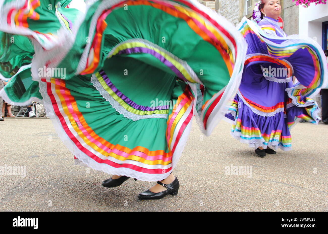 Mitglieder der Lateinamerikanischen Tanzgruppe, Sohn de America ausführen am Bakewell Internationaler Tag des Tanzes, Bakewell, England Großbritannien Stockfoto