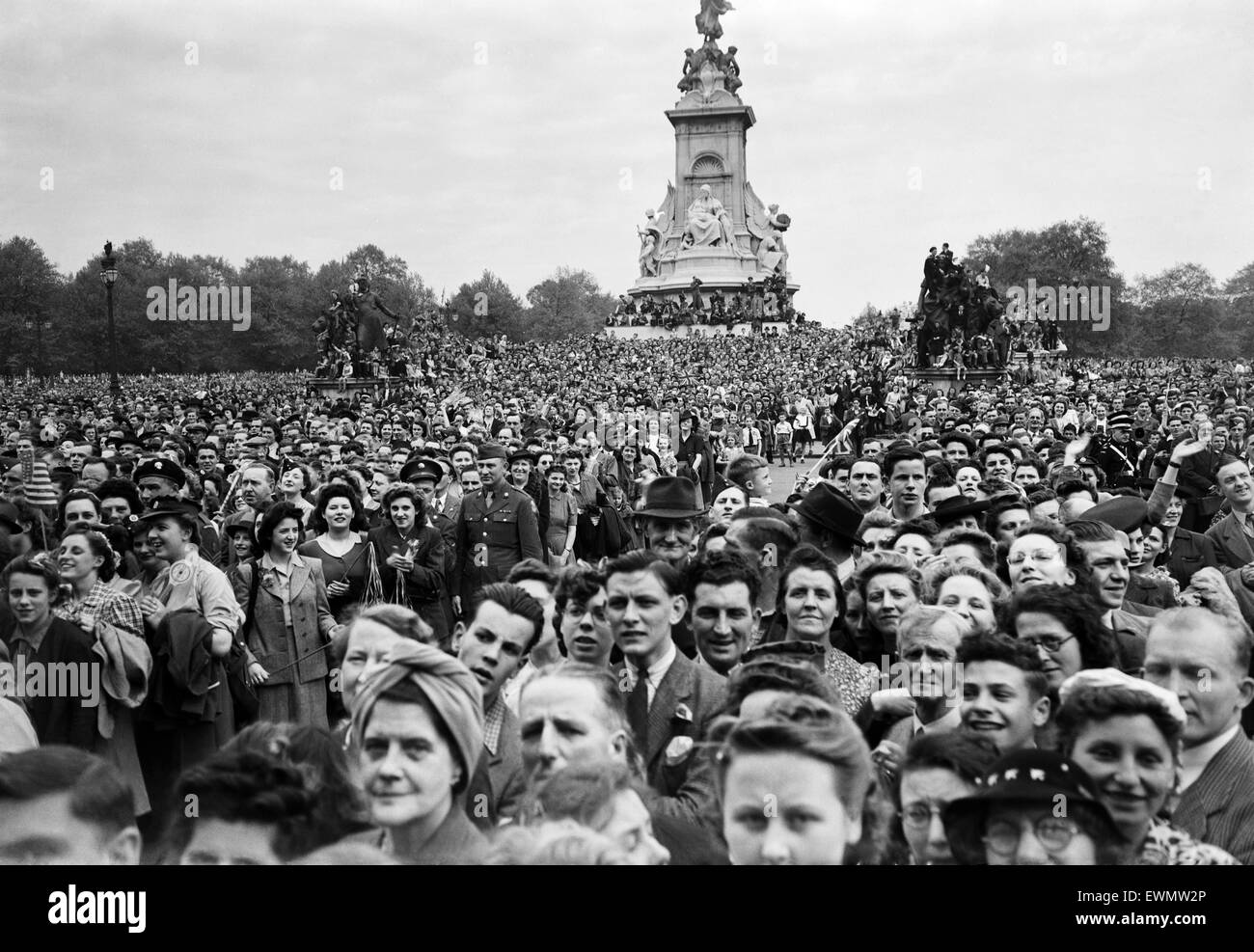 VE Day Feierlichkeiten in London am Ende des zweiten Weltkriegs.  Riesige Menschenmengen versammelten sich außerhalb Buckingham Palast während der Feierlichkeiten.  8. Mai 1945. Stockfoto