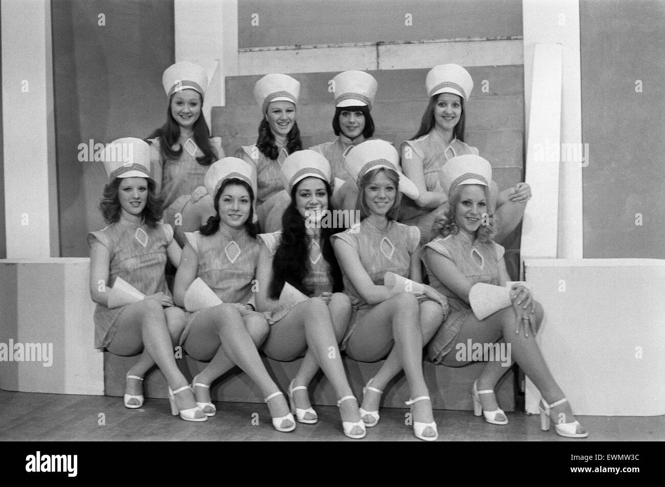 Hans und die Bohnenranke, Pantomime, Foto-Anruf, Grand Theater, Wolverhampton, 18. Dezember 1975. Die Chorus-Line. Stockfoto