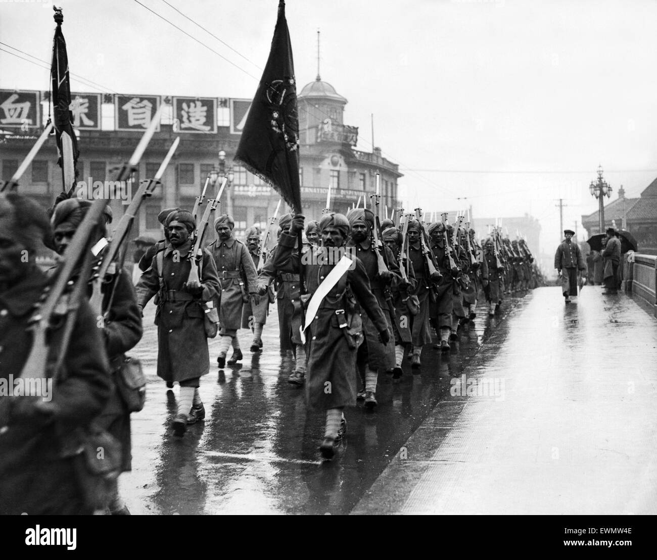 Punjab Soldaten von der Shanghai Defence Force marschierten durch die Straßen der ausländischen Beilegung von Shanghai, China Sento um britische Leben und Interessen im Bereich vor dem chinesischen Bürgerkrieg zu schützen. April 1927. Stockfoto