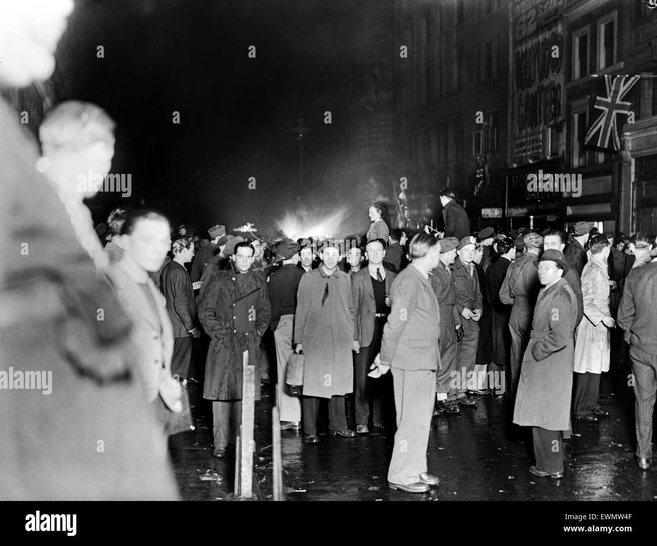 VE Day Feierlichkeiten in London am Ende des zweiten Weltkriegs.  Riesige Menschenmengen versammelten sich um Piccadilly Circus während der Feierlichkeiten.  8. Mai 1945. Stockfoto