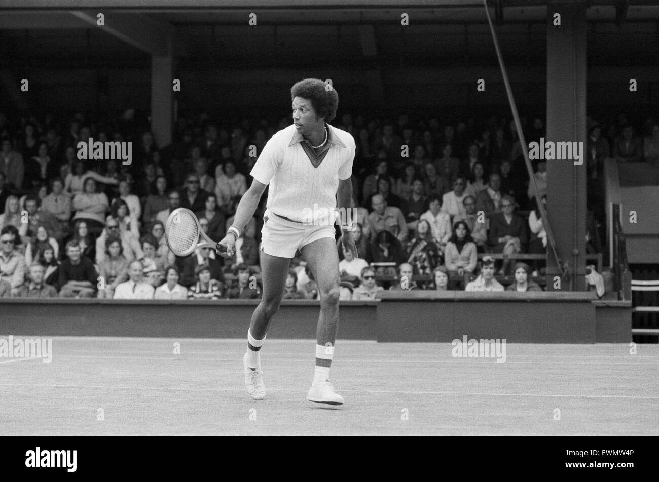 Arthur Robert Ashe, Jr. (10. Juli 1943 - 6. Februar 1993) war eine amerikanische Welt Nr. 1 Tennisspielerin Ashe, ein Afroamerikaner war der erste schwarze Spieler ausgewählt, um die Vereinigten Staaten Davis-Cup-Team und der einzige schwarze Mann jemals um die Sünde zu gewinnen Stockfoto