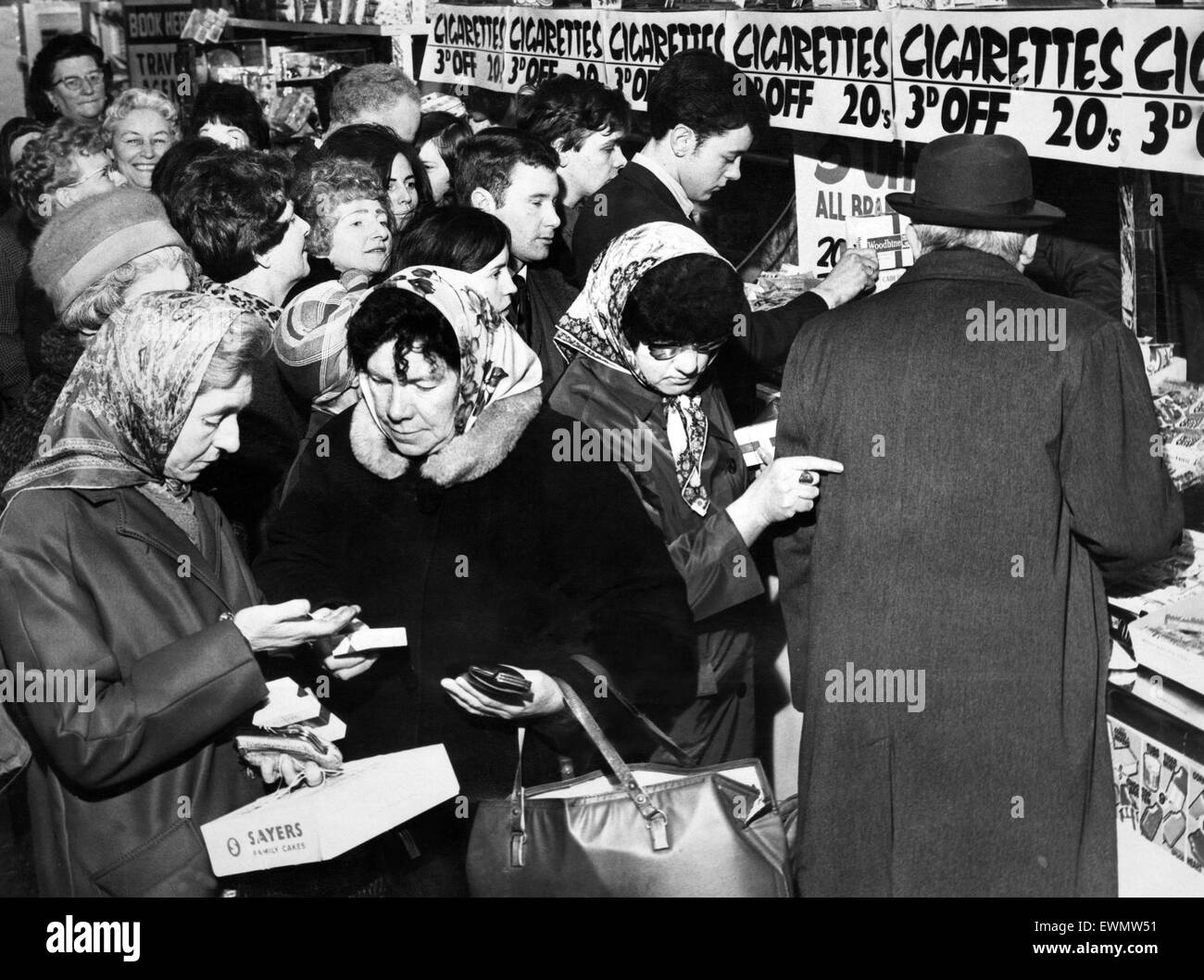 Kunden drängen sich um eine Zigarette Zähler in der Co-op in London Road, Liverpool, wo die Preise gesenkt wurden. 14. Januar 1967. Stockfoto