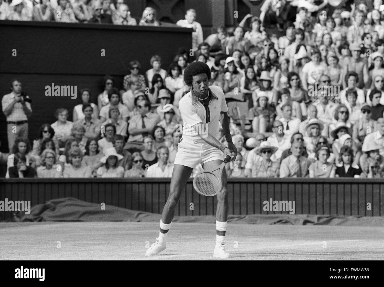 Arthur Robert Ashe, Jr. (10. Juli 1943 - 6. Februar 1993) war eine amerikanische Welt Nr. 1 Tennisspielerin Ashe, ein Afroamerikaner war der erste schwarze Spieler ausgewählt, um die Vereinigten Staaten Davis-Cup-Team und der einzige schwarze Mann jemals um die Sünde zu gewinnen Stockfoto