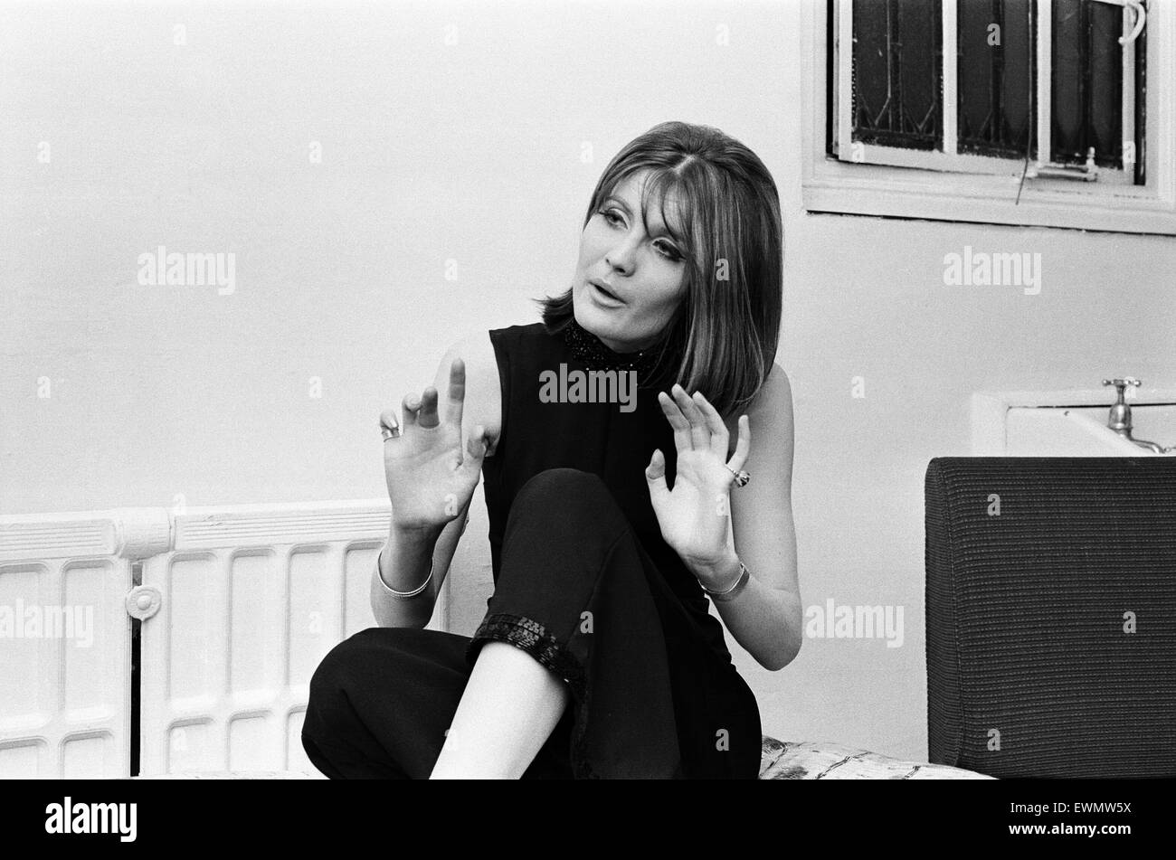 Sandie Shaw erscheint auf der ABC Television Show "Doddy Music Box." Die Show wird im Didsbury, Manchester gefilmt. 24. Januar 1967. Stockfoto