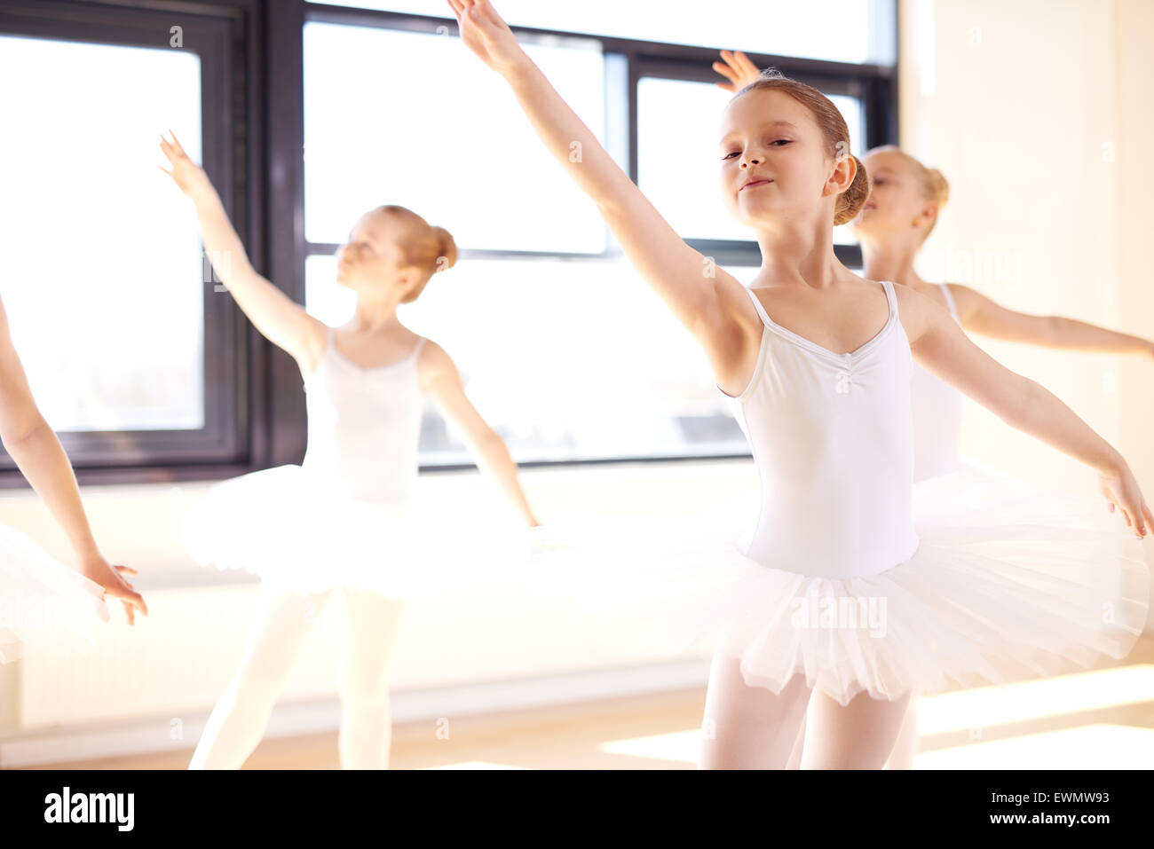 Anmutige junge Ballerina üben eine choreografierte Ballett während einer Klasse in einem Tanzstudio schließen an einem hellen Fenster Stockfoto