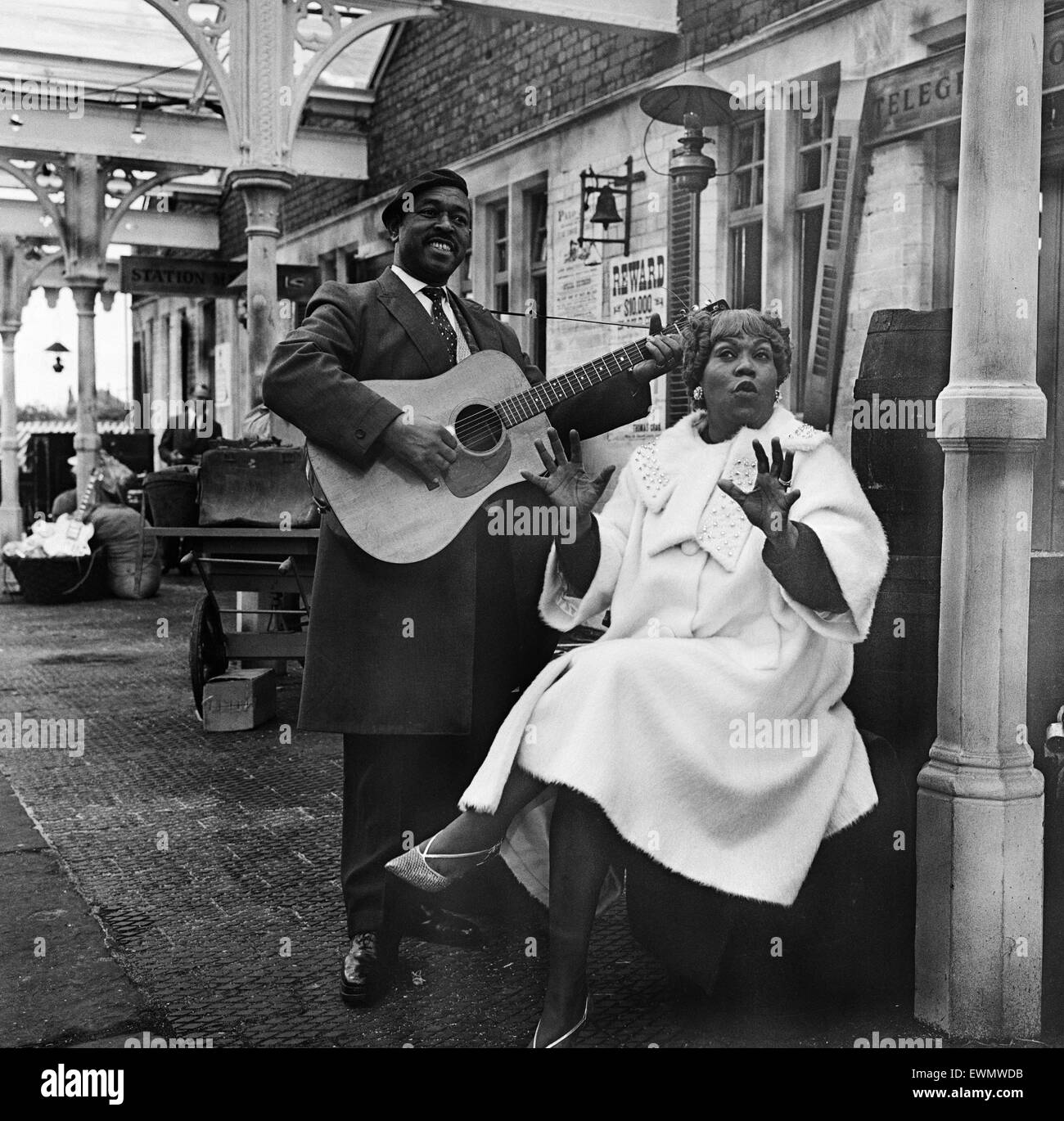 Granada TV filmt ihre "Blues und Gospel Train" Musikshow am verlassenen Bahnhof von Wilbraham Straße, Manchester. Sister Rosetta Tharpe und Brownie McGhee singen eine Blues-Nummer. 7. Mai 1964. Stockfoto