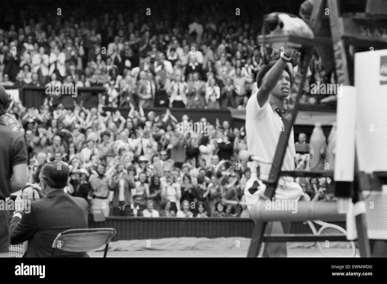 Arthur Robert Ashe, Jr. (10. Juli 1943 - 6. Februar 1993) war eine amerikanische Welt Nr. 1 Tennisspielerin Ashe, ein Afroamerikaner war der erste schwarze Spieler ausgewählt, um die Vereinigten Staaten Davis-Cup-Team und der einzige schwarze Mann jemals um die Sünde zu gewinnen Stockfoto