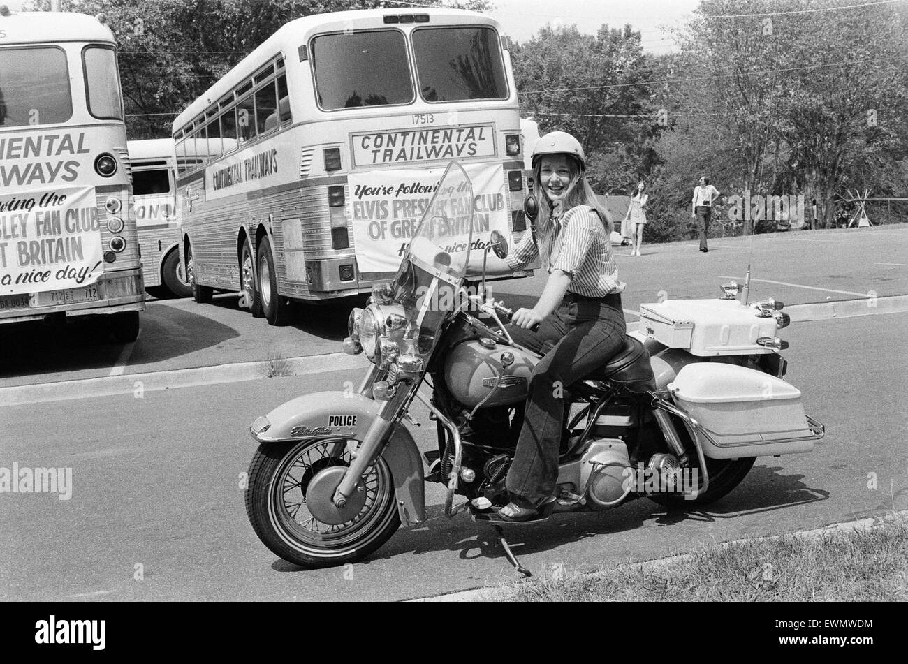 Tupelo ist Geburtsort von Elvis Presley. Mitglied des Elvis Presley Fan Club of Great Britain, probiert ein Polizeimotorrad Stadtgrenzen, Tupelo, Lee County, Mississippi, USA, 27. August 1973. Stockfoto
