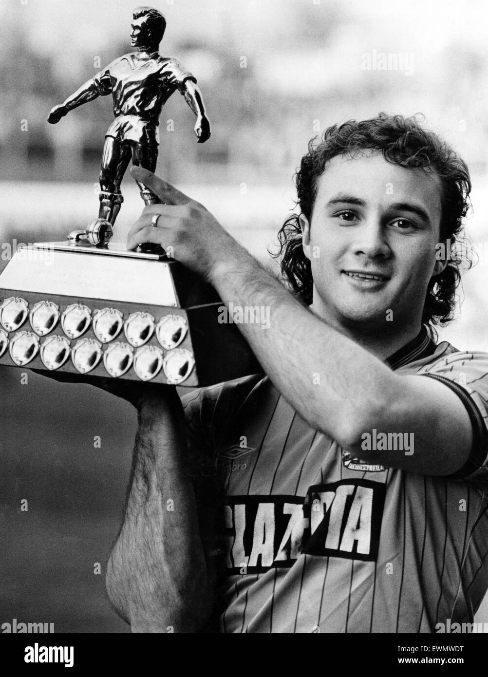 Sky Blues Stürmer Terry Gibson mit seinem "Player of the Year" Trophy vorgestellt, bevor die letzten Nächte Spiel gegen Liverpool.  7. Mai 1985. Stockfoto