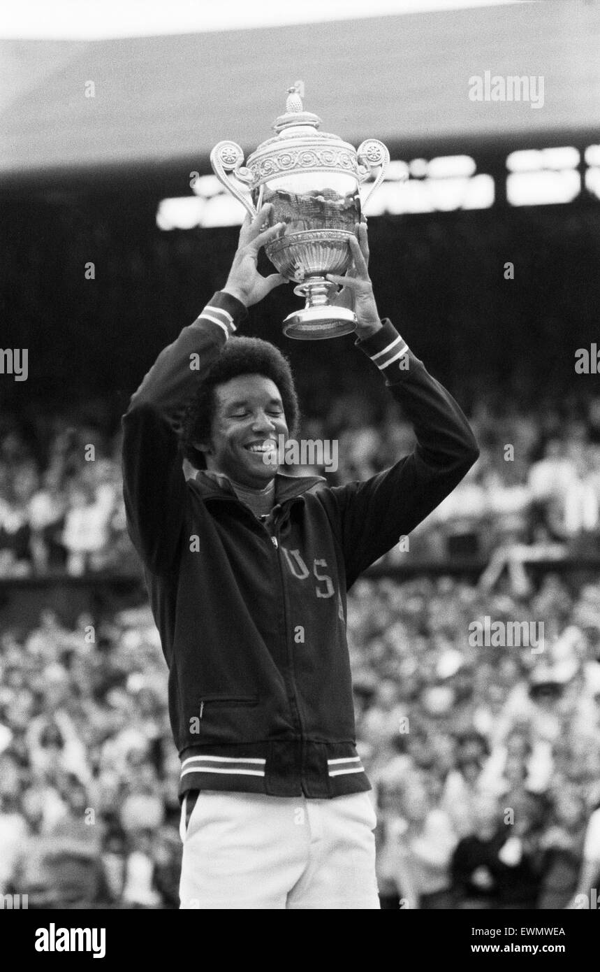 Arthur Robert Ashe, Jr. (10. Juli 1943 - 6. Februar 1993) war eine amerikanische Welt Nr. 1 Tennisspielerin Ashe, ein Afroamerikaner war der erste schwarze Spieler ausgewählt, um die Vereinigten Staaten Davis-Cup-Team und der einzige schwarze Mann jemals um die Sünde zu gewinnen Stockfoto