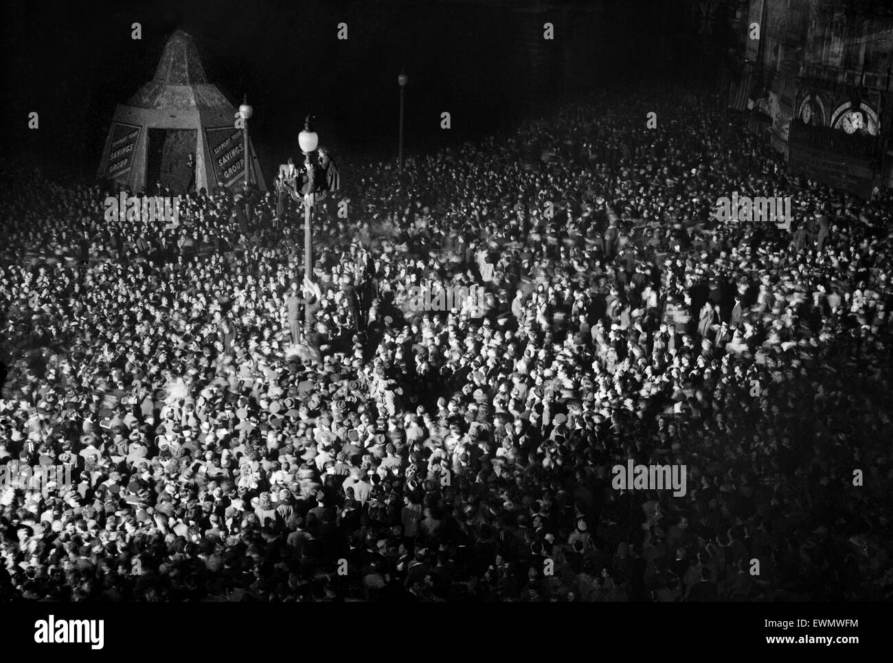 VE Day Feierlichkeiten in London am Ende des zweiten Weltkriegs.  Riesige Menschenmengen versammelten sich um Piccadilly Circus während der Feierlichkeiten.  8. Mai 1945. Stockfoto