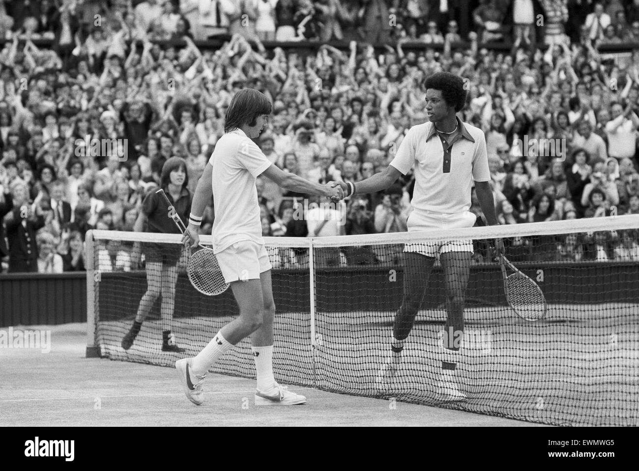 Arthur Robert Ashe, Jr. (10. Juli 1943 - 6. Februar 1993) war eine amerikanische Welt Nr. 1 Tennisspielerin Ashe, ein Afroamerikaner war der erste schwarze Spieler ausgewählt, um die Vereinigten Staaten Davis-Cup-Team und der einzige schwarze Mann jemals um die Sünde zu gewinnen Stockfoto