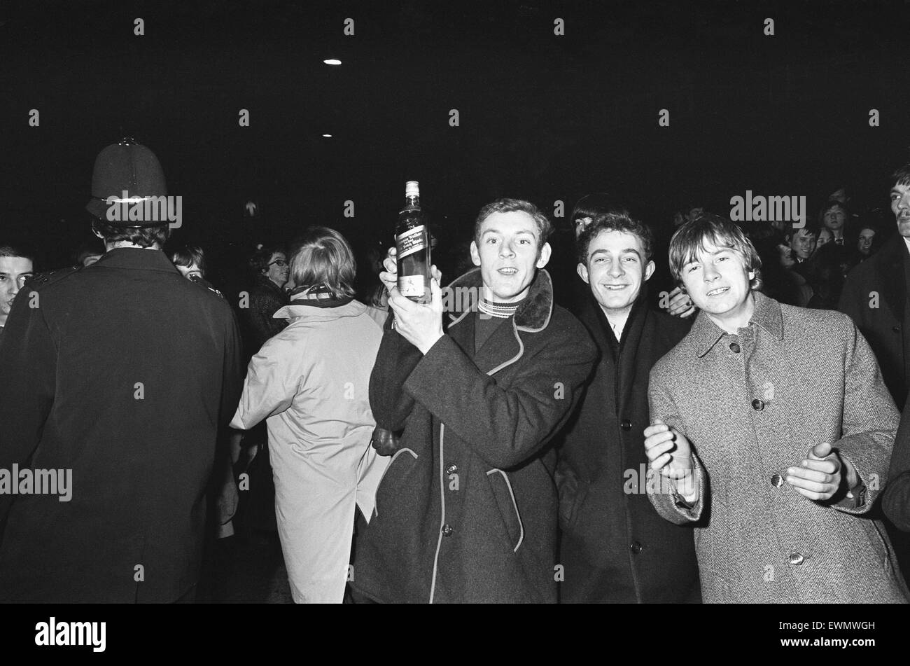 Neue Jahre Feiernden gesehen hier feiern sehen 1970 in Ratcliffe Ort, Birmingham 31. Dezember 1969 Stockfoto