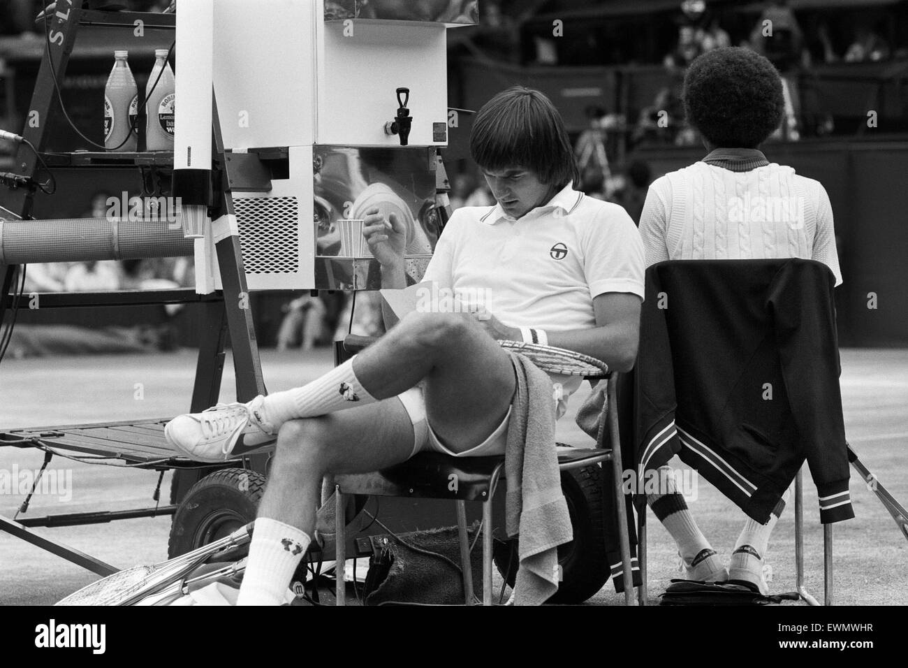 Arthur Robert Ashe, Jr. (10. Juli 1943 - 6. Februar 1993) war eine amerikanische Welt Nr. 1 Tennisspielerin Ashe, ein Afroamerikaner war der erste schwarze Spieler ausgewählt, um die Vereinigten Staaten Davis-Cup-Team und der einzige schwarze Mann jemals um die Sünde zu gewinnen Stockfoto